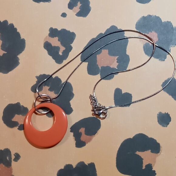 Simple necklace with a pop of color - Picture 1 of 4